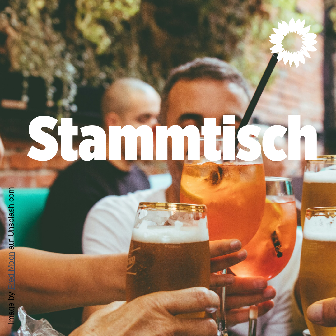 Gläser, mit denen angestoßen wird. Überschrift: Stammtisch